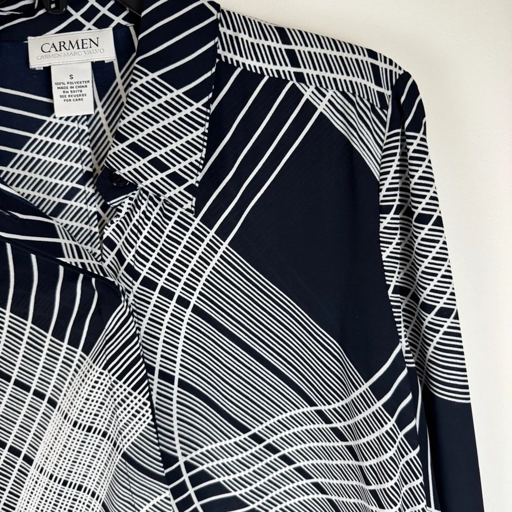 Carmen Marc Valvo Navy and White Button Down Abstract Blouse Uneven Hem ~ Small - Picture 3 of 11